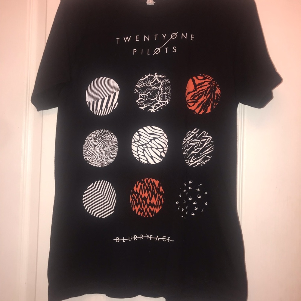 Twenty one pilots band T-shirt.